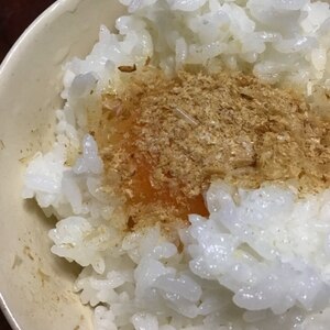 かつお節といりごまの卵かけご飯